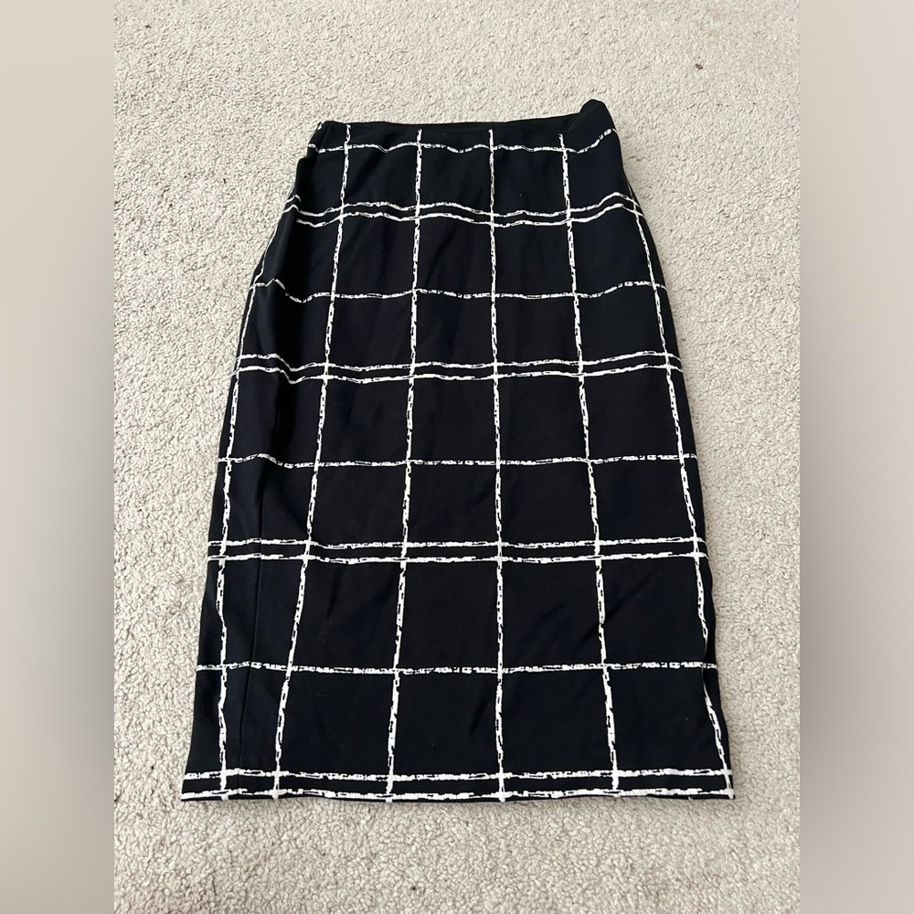 Express pencil skirt, size 2, black and white